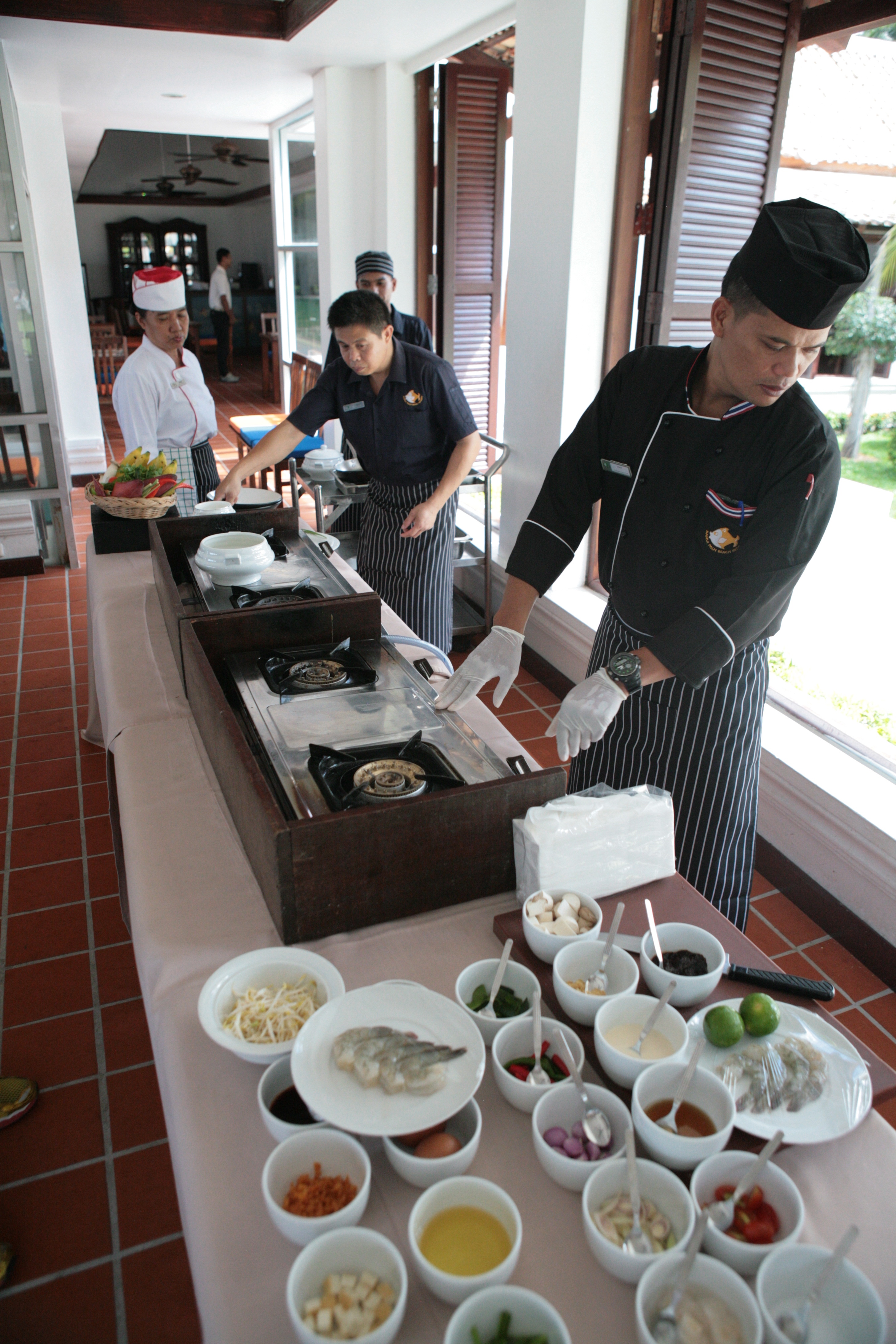 Lekcja gotowania tajskich specjałów, jaką można sobie zamówić w jednym z hoteli