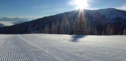 Early Morning Skiing – na stoku o wschodzie słońca w Austriii