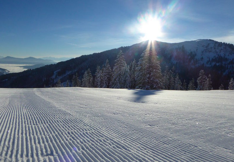 Early Morning Skiing – na stoku o wschodzie słońca w Austriii