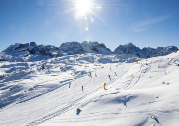 W Trentino można jeździć już na nartach. Zasady bezpieczeństwa na stoku.