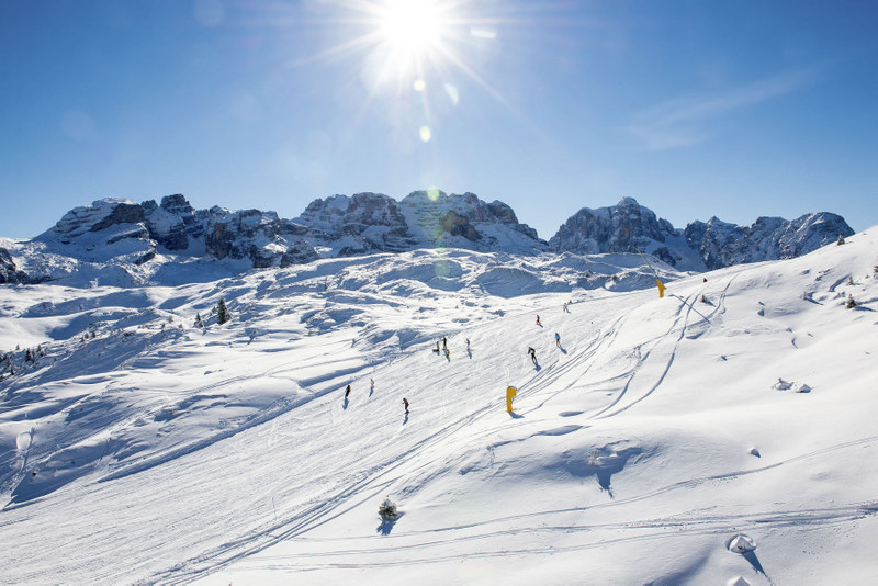 W Trentino można jeździć już na nartach. Zasady bezpieczeństwa na stoku.