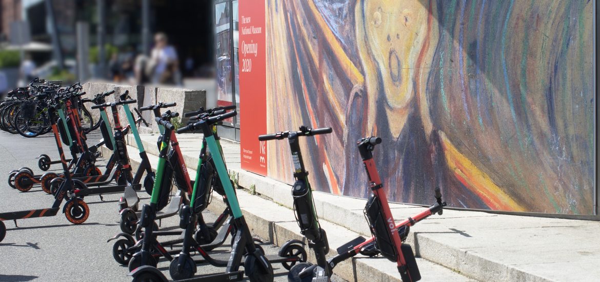 Polacy ryzykują jeżdżąc rowerami lub hulajnogami
