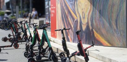 Polacy ryzykują jeżdżąc rowerami lub hulajnogami
