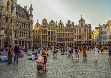 Bruksela wprowadza karnet covidowy i uderza w niezaszczepionych