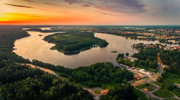 Mazury Zachodnie. Statkiem po trawie i cuda natury